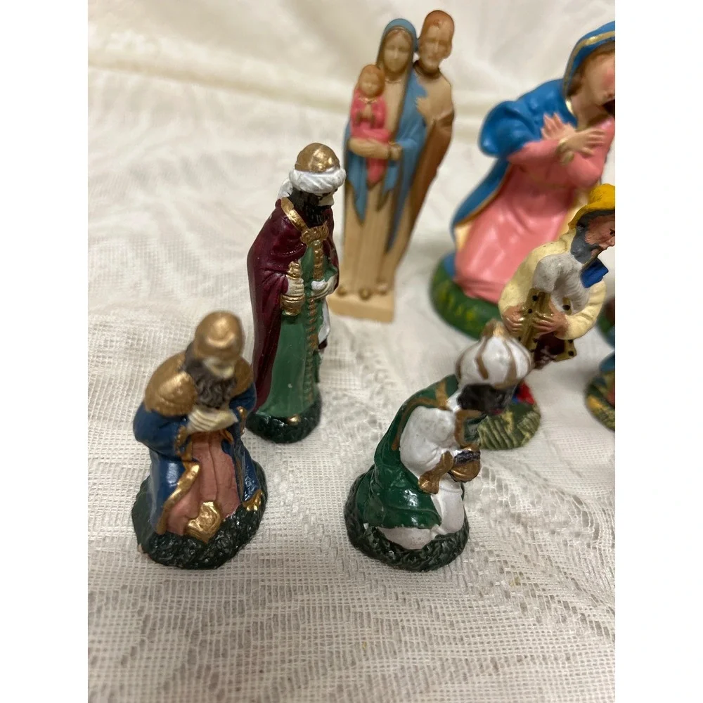 Nativity Scene 9‎ Figurines Assorted Joseph Mary Jesus Magi Shepherd Bagpiper